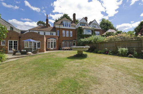 Photo 17 - Amazing Spacious 5 Bed House Wimbledon