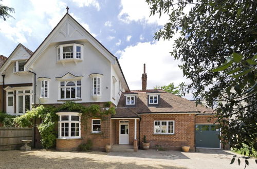 Photo 22 - Amazing Spacious 5 Bed House Wimbledon