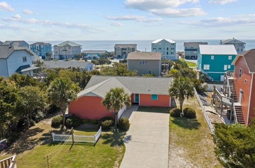 Foto 14 - Colorful Emerald Isle Home: Just Steps to Beach