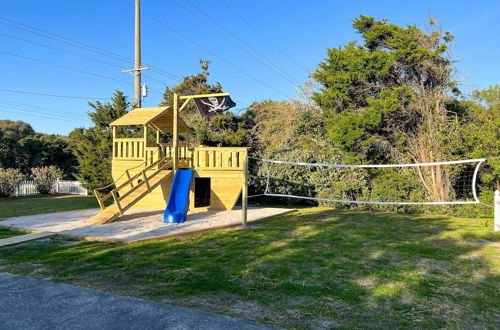 Foto 8 - Colorful Emerald Isle Home: Just Steps to Beach