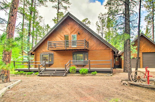 Foto 21 - Rustic Pinetop Log Cabin w/ Fire Pit + Grill