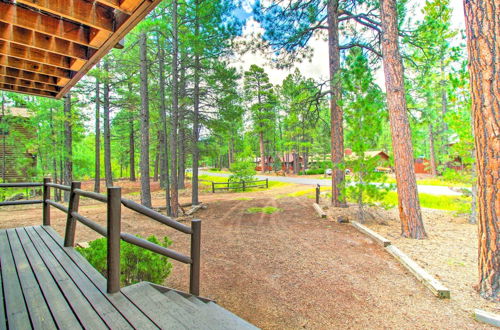 Foto 3 - Rustic Pinetop Log Cabin w/ Fire Pit + Grill