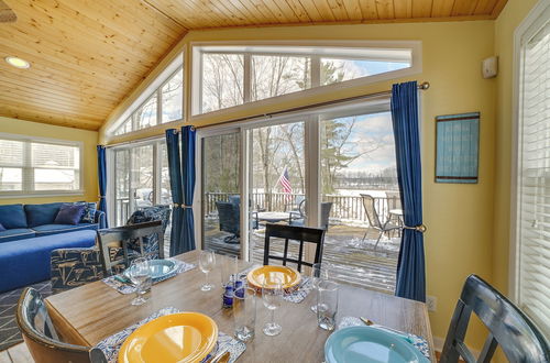 Photo 19 - Cozy Lakeside Cottage: Pontoon, Kayaks, Grill