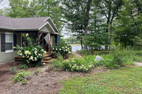 Foto 9 - Cozy Lakeside Cottage: Pontoon, Kayaks, Grill