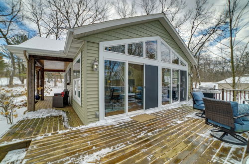 Photo 15 - Cozy Lakeside Cottage: Pontoon, Kayaks, Grill