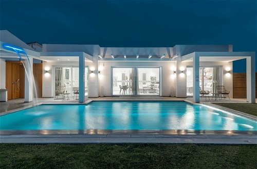 Foto 30 - Cavo Mare Mirazur Luxury Retreat With Private Pool