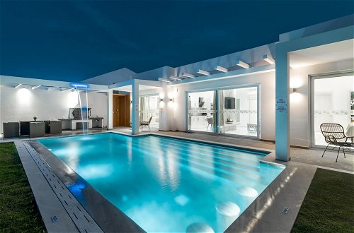 Foto 32 - Cavo Mare Mirazur Luxury Retreat With Private Pool