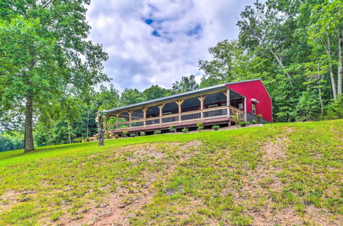 Foto 3 - Secluded Brownsville Cabin w/ Deck & Fire Pit