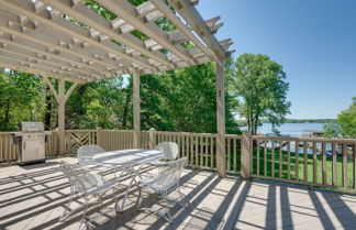 Foto 1 - Scenic Smith Mountain Lake Getaway w/ Deck + Dock