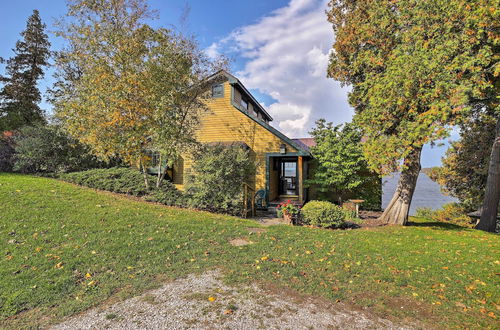 Foto 6 - Lake Champlain Cottage w/ Kayak & Private Dock