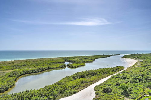 Foto 9 - Beachfront Marco Island Condo w/ Pool Access