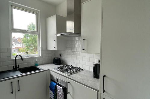 Photo 7 - Stylish & Peaceful 2BD Flat - Near Wimbledon