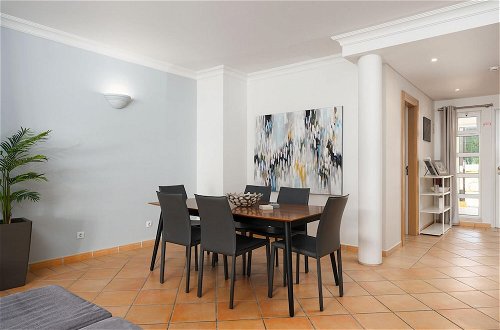 Photo 5 - Modern Vila Sol Apartment by Ideal Homes