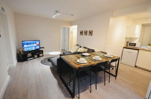 Photo 1 - Stunning 3-bed Ground Floor Apartment in Coventry