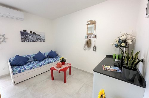 Photo 5 - Charming Studio Apartment a few Steps From the Beach