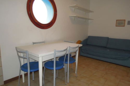 Photo 4 - cozy Two-bedroom Apartment in a Seafront Building