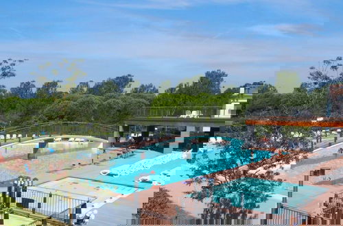 Foto 11 - Apartment With Swimming Pool and Garden