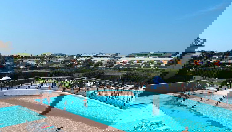Foto 1 - Apartment With Swimming Pool and Garden