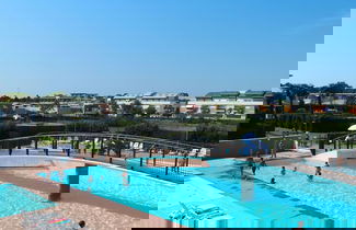 Foto 1 - Apartment With Swimming Pool and Garden