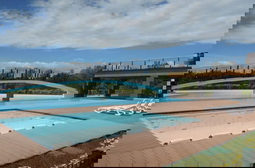 Foto 10 - Apartment With Swimming Pool and Garden