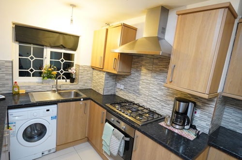 Photo 14 - 4Bed Spacious House Free Parking