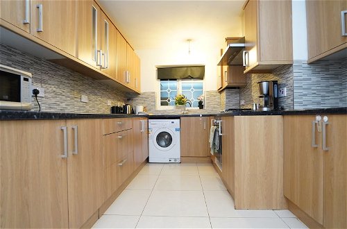 Photo 12 - 4Bed Spacious House Free Parking