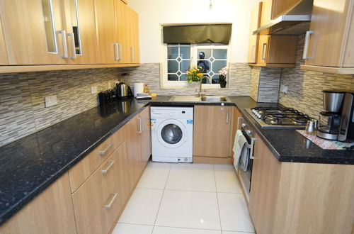 Photo 13 - 4Bed Spacious House Free Parking