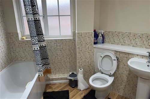 Photo 34 - Lovely 2 Bedroom Family Holiday Home in London