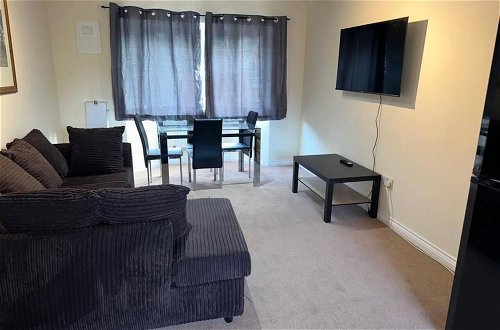 Foto 15 - Lovely 2 Bedroom Family Holiday Home in London