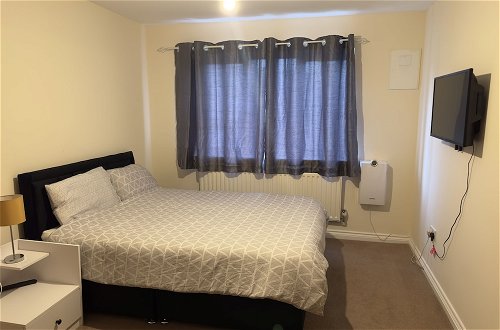 Photo 11 - Lovely 2 Bedroom Family Holiday Home in London