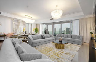 Foto 1 - Ultra Chic High-floor Apt w Direct Burj Khalifa Fountains Views