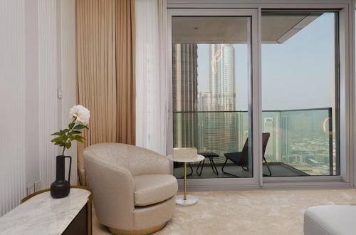 Foto 9 - Ultra Chic High-floor Apt w Direct Burj Khalifa Fountains Views