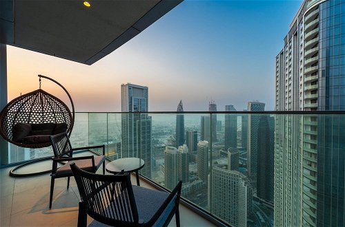 Foto 26 - Ultra Chic High-floor Apt w Direct Burj Khalifa Fountains Views