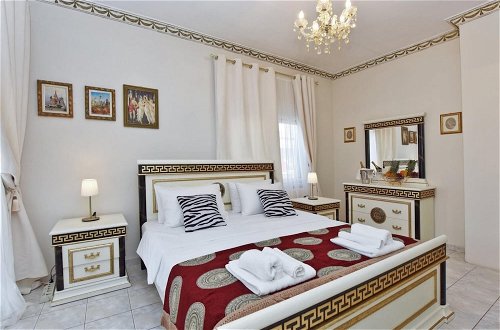 Photo 4 - Royal Apartment by Travel Pro Services - Nea M