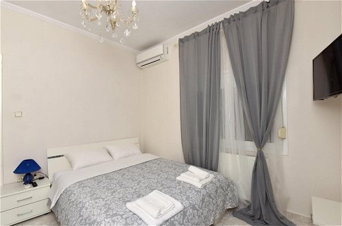Photo 6 - Royal Apartment by Travel Pro Services - Nea M