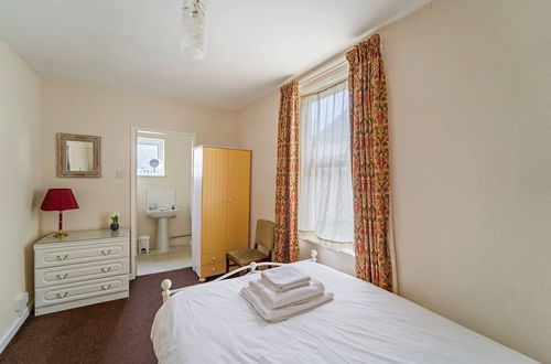 Photo 2 - 4 Bed House in Wolverhampton Your Home From Home