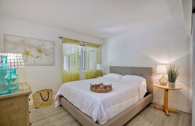 Serene Coastal Home Sleeps 8 1 Mile From Beach! - Foto 4