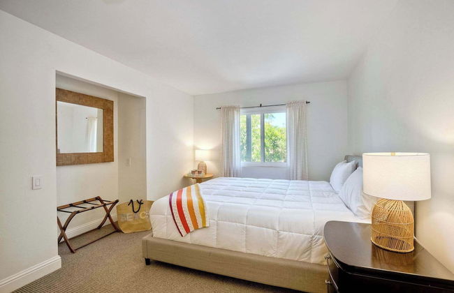 Serene Coastal Home Sleeps 8 1 Mile From Beach! - Foto 6