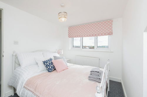 Photo 5 - Spacious 6-bed Family Retreat Bristol