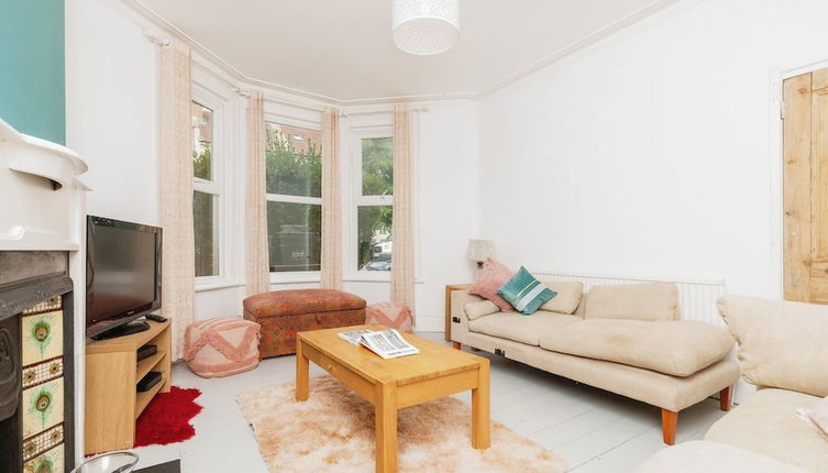 Photo 1 - Spacious 6-bed Family Retreat Bristol