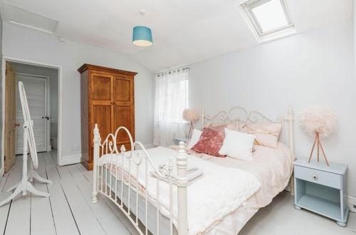 Photo 2 - Spacious 6-bed Family Retreat Bristol