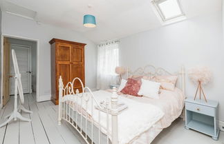 Photo 2 - Spacious 6-bed Family Retreat Bristol