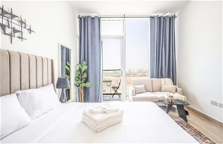Foto 3 - Elite LUX Holiday Homes - Chic Modern Studio in JVC Dubai