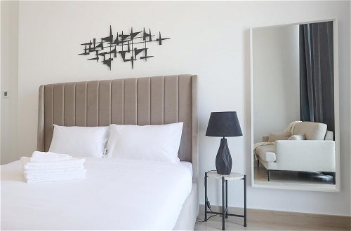 Foto 10 - Elite LUX Holiday Homes - Chic Modern Studio in JVC Dubai