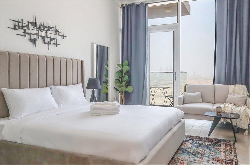 Foto 14 - Elite LUX Holiday Homes - Chic Modern Studio in JVC Dubai
