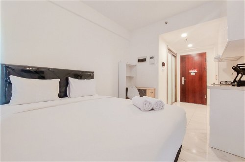 Foto 4 - Homey And Simply Look Studio Sky House Alam Sutera Apartment
