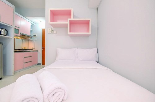 Photo 2 - Homey And Cozy Studio Room Taman Melati Margonda Apartment