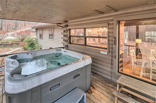 Foto 33 - Charming Cabin w/ Hot Tub, Fire Pit & Views