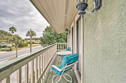 Photo 7 - Central Venice Apartment w/ Balcony, Walk to Beach