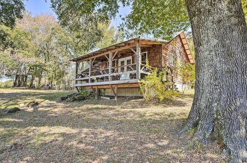 Foto 27 - Idyllic Cabin w/ Fire Pit, Kayak On-site